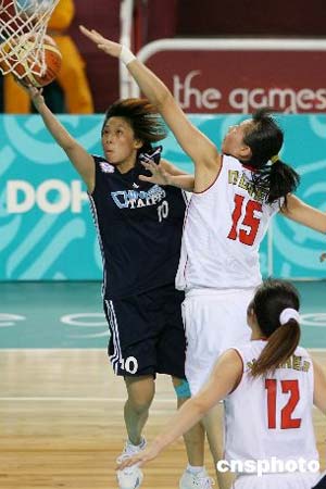 图文：中国女篮亚运摘金 双方队员拼抢