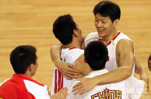 图文：男篮中国59-44卡塔尔夺冠 全队庆祝胜利