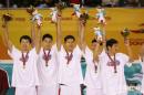 图文：男篮中国59-44卡塔尔夺冠 高举吉祥物