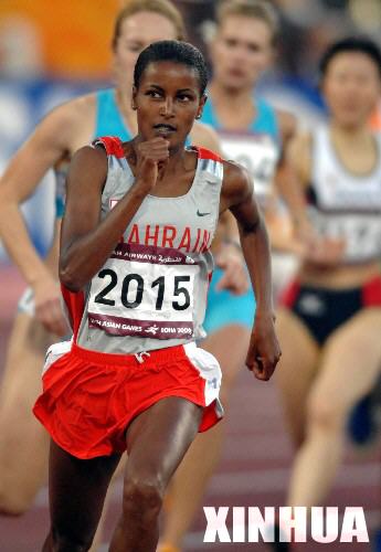 图文:田径女子800米巴林选手夺冠 西亚女飞人