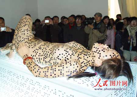 其中南京艺术家成勇的一件名为《会诊》的人体行为艺术作品吸引了不少