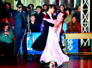 沈阳市首届职工国标舞大赛在工人文化宫举行(