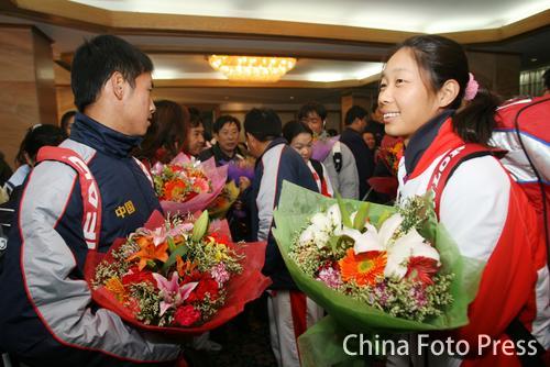图文：中国亚运代表团抵京 孙甜甜(右)在机场