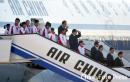 图文：中国亚运会代表团抵京 运动员走下飞机