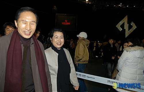 组图：前首尔市长李明博夫妇观看RAIN演唱会