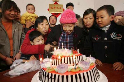 百岁老人过生日五代同堂 儿孙93人齐贺百岁大寿