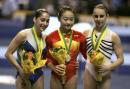 图文：体操世界杯李娅平衡木夺冠 赛后登领奖台