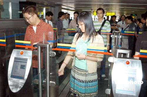 香港目前有234条旅客用e道 使用率明年将达八