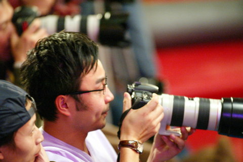 图文：2006国球大典男子半决赛 汪涵客串摄影师