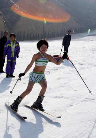 组图:少女穿比基尼滑雪比拼 滑姿宛如雪上芭蕾