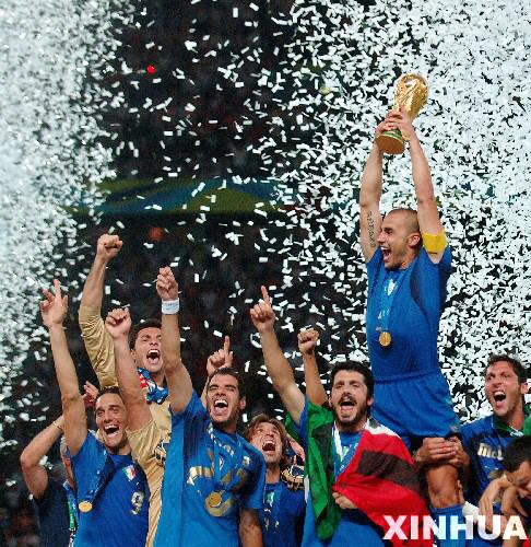 图文:世界杯决赛 意大利队长卡纳瓦罗举起奖杯