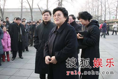 图：著名评书人刘兰芳抵达马季追悼会