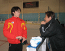 图文：全国花样滑冰锦标赛 佟健与助理教练探讨