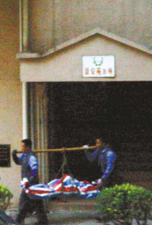 广东佛山一小区发生灭门命案 警方抬出5具尸体