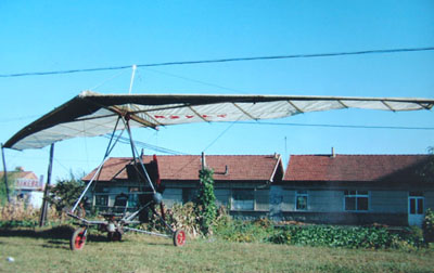 丹东一农民自造飞机上天 看照片造出螺旋桨飞机