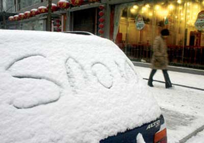 人们难掩雪带来的乐趣,纷纷在有积雪的车上"涂鸦"