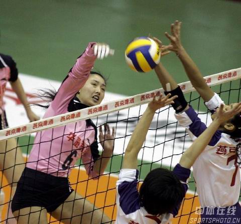 图文：女排联赛北京1-3河南 河南6号张洋扣球