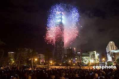 台北101楼举行跨年烟花秀 50万人惊声尖叫(图)