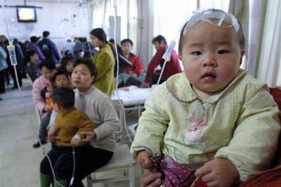 京医院流感病者人满为患 儿童医院每日7千