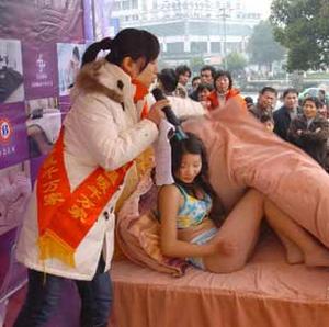 宁波妙龄女郎为获赠品当众"宽衣解带"(图)