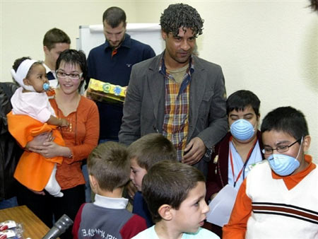[巴萨动态]巴萨将士医院看望生病儿童 赠送孩子