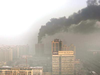 北京工地大楼高层失火飘浓烟 数百名工人急疏散
