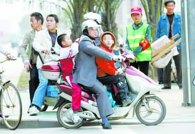 电摩托上路本身就违法了,这部车前后竟然还带了两个小孩,实在危险.