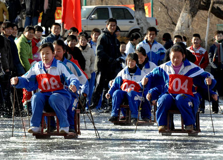 综合体育 冰雪 精彩图片   1月6日,中学女子组参赛选手在双人冰车比赛