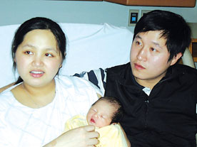 福建女婴成美国07年第一个婴儿 获赠2.5万美元