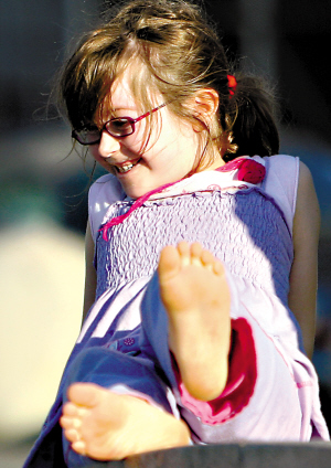 1月6日,一名小女孩在美国纽约街头赤脚玩耍.