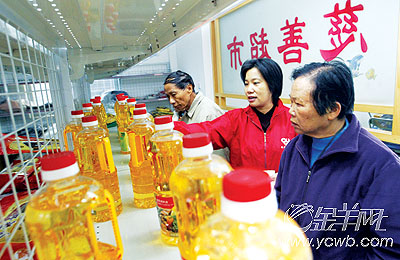 低保困难户需求增加 广州各慈善超市缺米断油