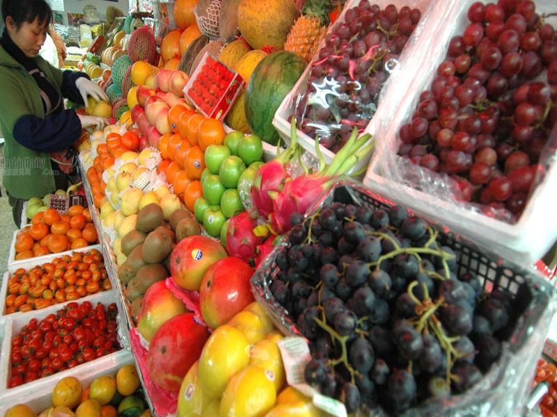 哈尔滨市应季水果蔬菜量足价低(图)