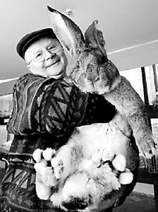 德国老人喂出巨型兔 朝鲜邀其帮助解决肉类短