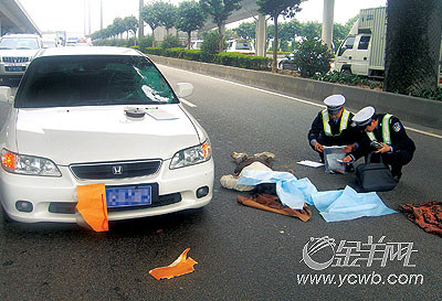 横穿马路 30岁男子当场撞死(图)