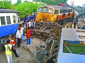 泰国两列火车相撞3人死百余伤(图)