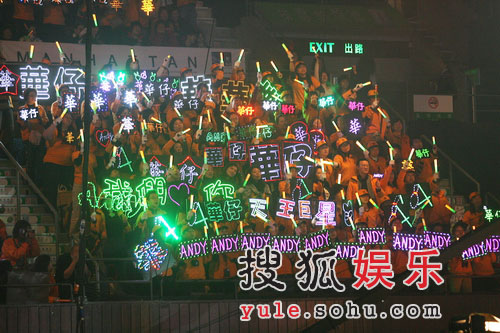 独家：香港市民集体来捧场 热情歌迷狂热敬业