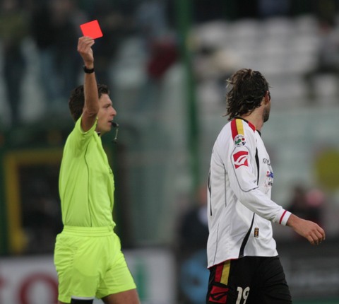 图文:意甲梅西纳1-1罗马 裁判向帕里西亮红牌
