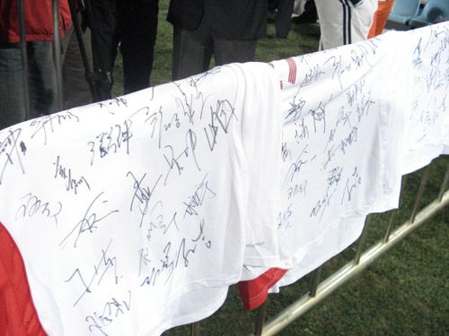 图文：国足1-3维尔瓦 国足捐赠签名球衣
