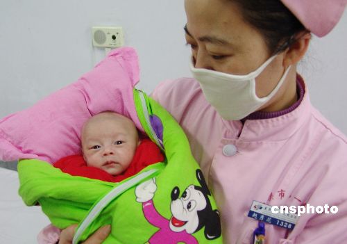 图:襄樊袖珍婴儿康复出院