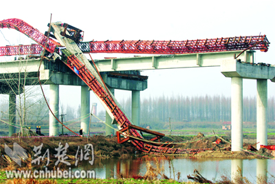 汉洪高速汉南段35米桥梁轰然栽倒 幸无人员伤