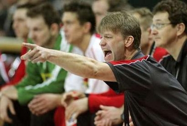 图文：手球世界杯 捷克教练在比赛中大声指挥