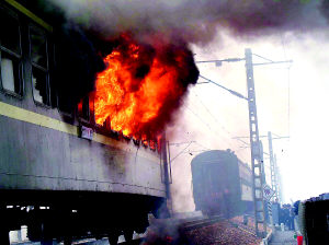 旅客列车起火京广线中断2小时(图)