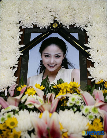 韩女歌手UNEE自杀身亡 疑因遭网友恶搞患忧郁症