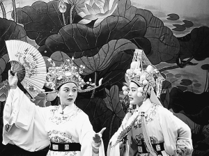民营剧团杭州市黄龙越剧团在演出《孟丽君 吕建华摄