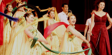 图文：北京奥组委举行总结会 载歌载舞