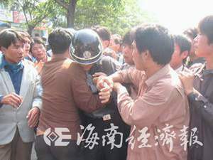 三亚街头围殴民警游街示众协警员 聚众闹事六