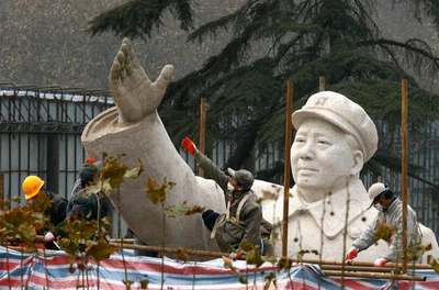 郑州紫荆山广场毛主席花岗岩雕塑换新容(组图)