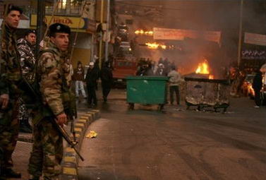 黎巴嫩反对派拟推翻政府 焚烧轮胎封锁道路(图)