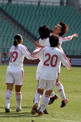 图文:四国赛中国女足VS英格兰 张颖首开纪录