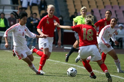 图文:四国赛中国女足VS英格兰 岳敏与对手拼抢